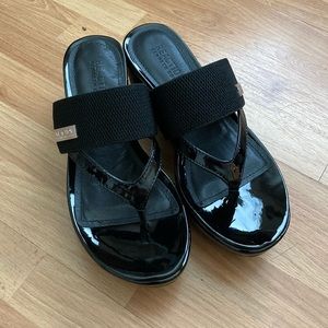 NWOT Kenneth Cole pepea cross black sandals size 6